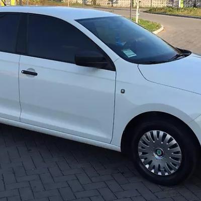 белый Рапид сбоку