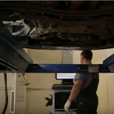 Шкода на подъемнике снизу