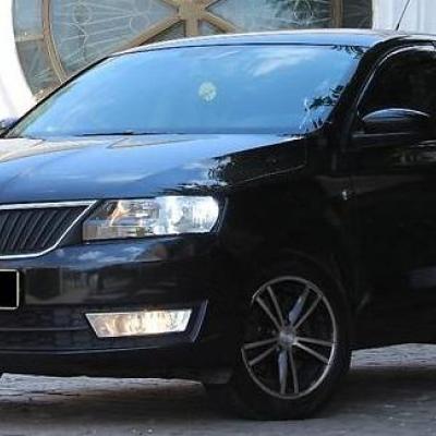 черная Шкода Рапид