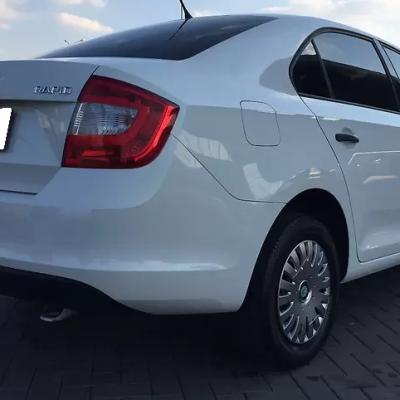 белый Рапид сзади