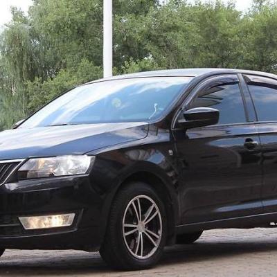 черный Рапид на улице