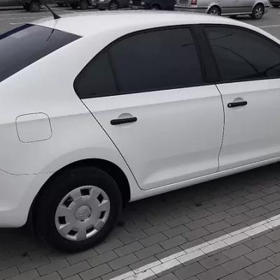 белая Шкода Рапид