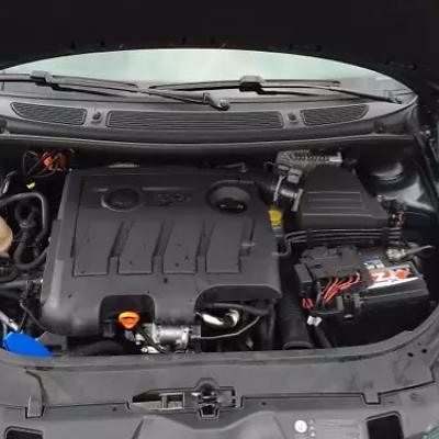 открытый капот на Шкоде