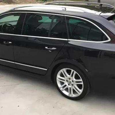 черный Суперб на улице