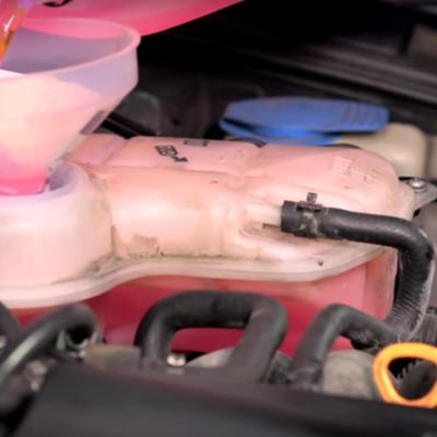 долив розового антифриза