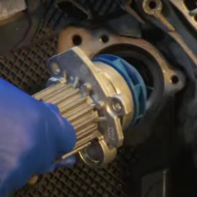 демонтаж водяной помпы на автомобиле