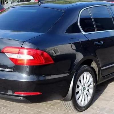 черный Суперб сзади