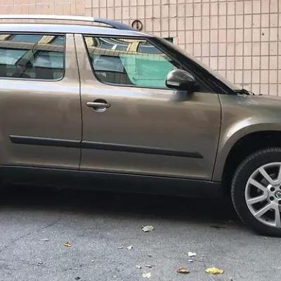 коричневая Шкода Йети сбоку