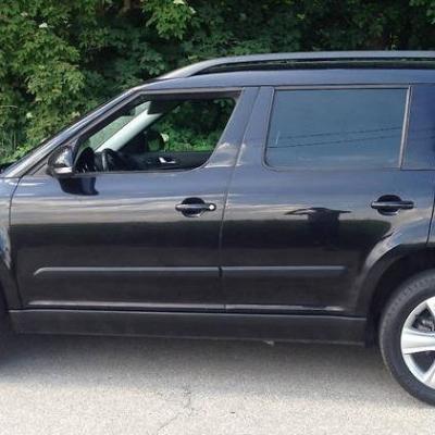 черная Шкода Йети сбоку