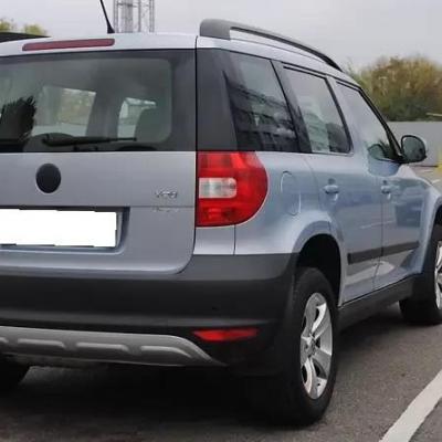 компактный кроссовер Йети сзади