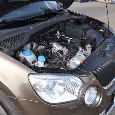 открытый капот на Шкоде