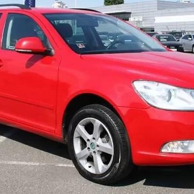 красная Шкода Октавия