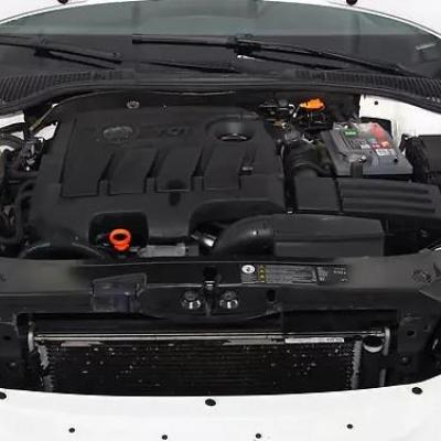 открытый капот на Шкоде