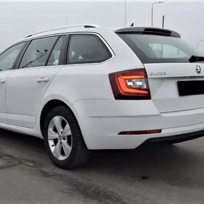белая Шкода Октавия