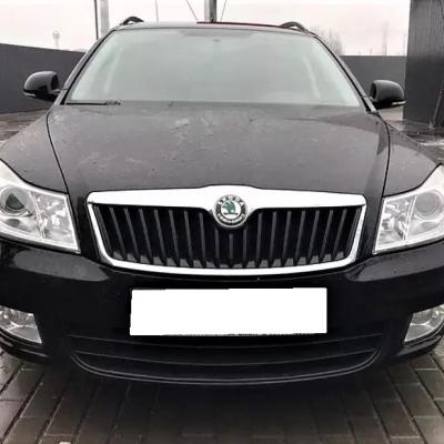 черная Шкода Октавия спереди