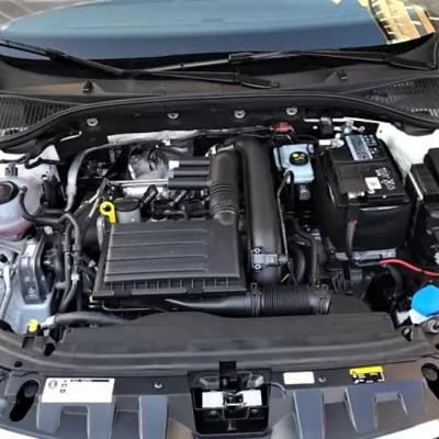 открытый капот на Шкоде