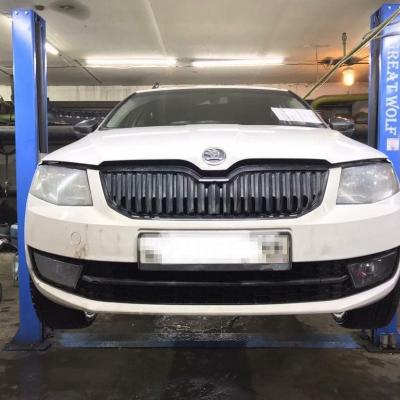 Шкода Октавия на подъемнике