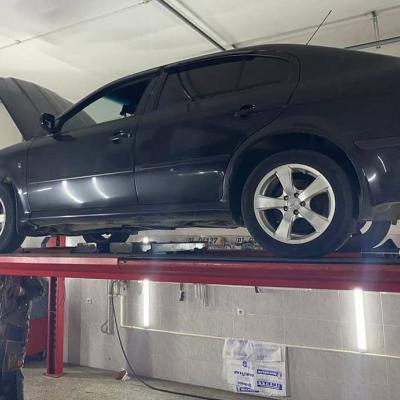 Шкода Октавия на подъемнике