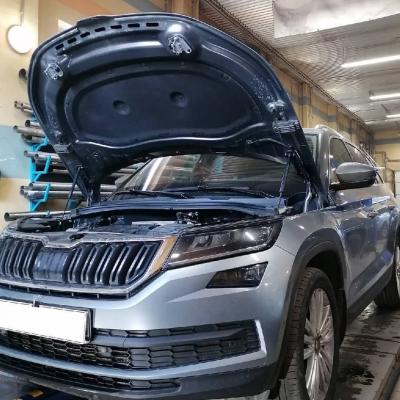 Шкода кодиак с открытым капотом