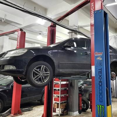 Шкода Октавия на подъемнике