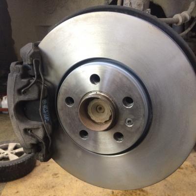 замена тормозных дисков Шкода Рапид