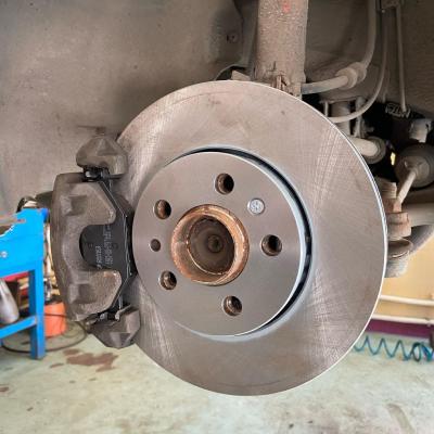 Замена передних колодок Шкода Рапид