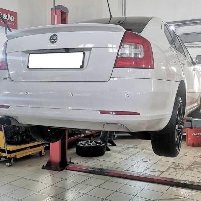 Шкода Октавия на подъемнике в сервисе