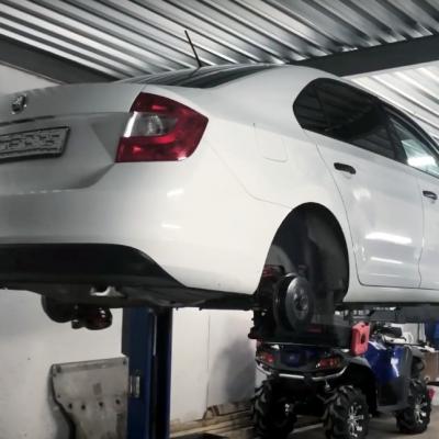 Шкода Рапид на подъемнике в автосервисе