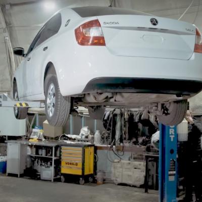 Шкода Рапид на подъемнике