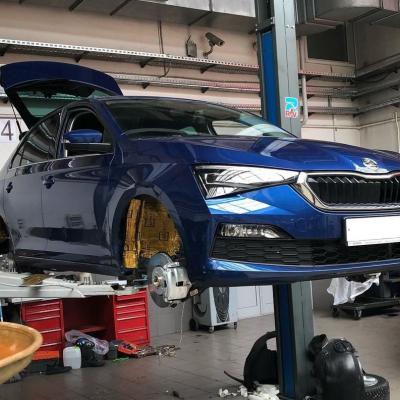 Шкода Рапид на подъемнике в сервисе