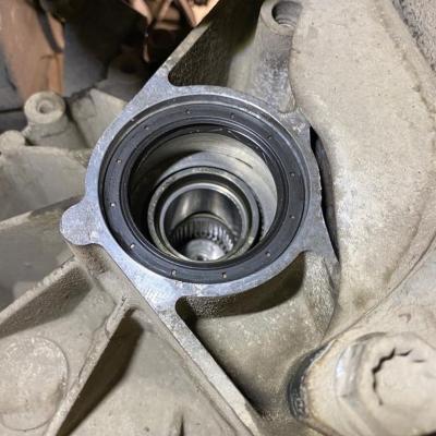 Замена сальника привода Шкода Рапид