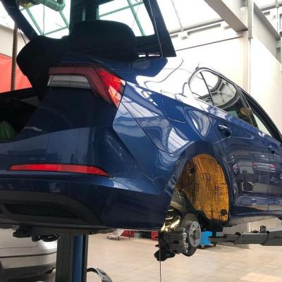 Шкода Рапид на подъемнике в автосервисе