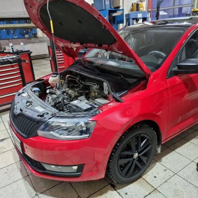 Шкода Рапид в техцентре с открытым капотом