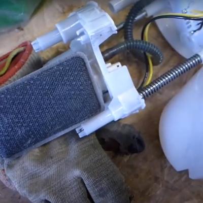 Замена сетки бензонасоса Шкода Рапид