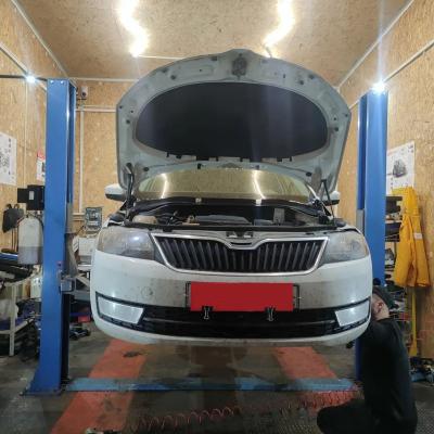 Шкода Рапид на подъемнике в автосервисе