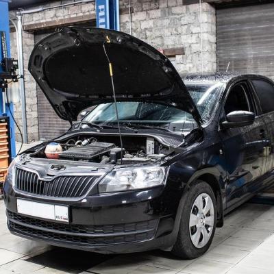 Шкода Рапид в автосервисе