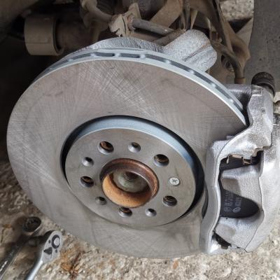 Замена передних тормозных колодок Шкода Румстер