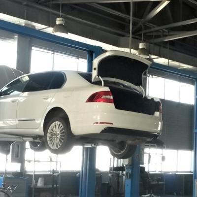 Шкода Суперб в автосервисе на подъемнике