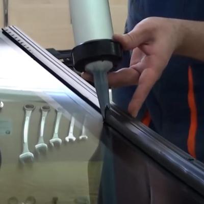 нанесение клея на лобовое стекло