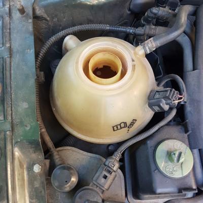 Для замены датчика нужно снять крышку бачка