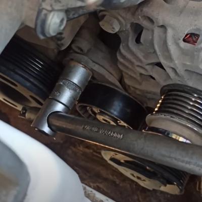 Замена приводного ремня Шкода Октавия