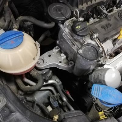 Установленная опора двигателя Шкода Рапид