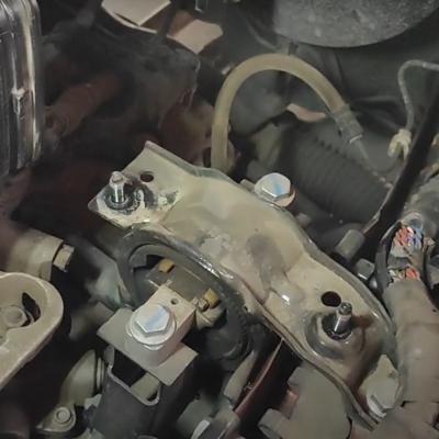 Замена опоры двигателя Шкода Рапид