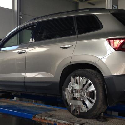 Шкода Каро в процессе проверки схода-развала