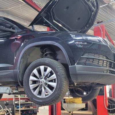 Шкода Карок в процессе замены масла в раздаточной коробке