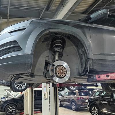 Шкода Карок в процессе замены тормозных дисков