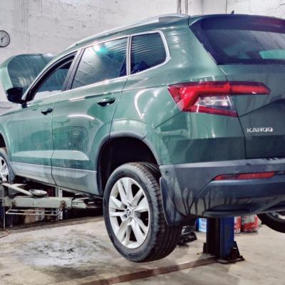 Шкода Карок в процессе ремонта рулевой рейки