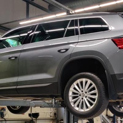 Шкода Кодиак в процессе замены амортизаторов