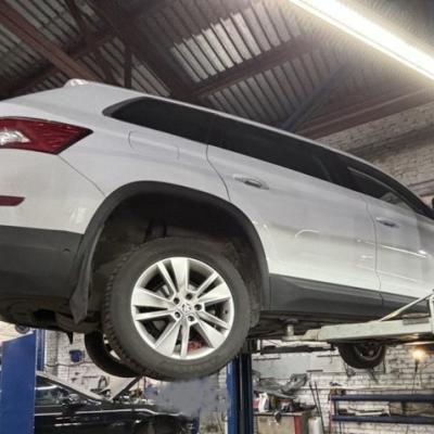 Шкода Кодиак в процессе замены задних амортизаторов