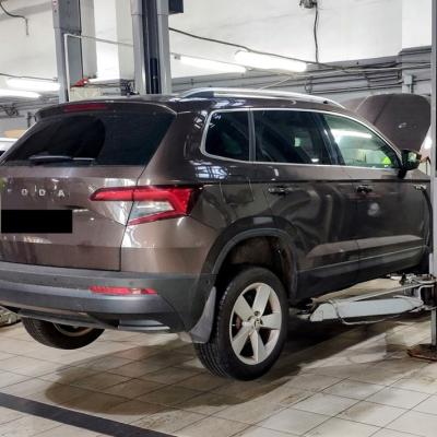 Шкода Карок готовится к замене радиатора кондиционера